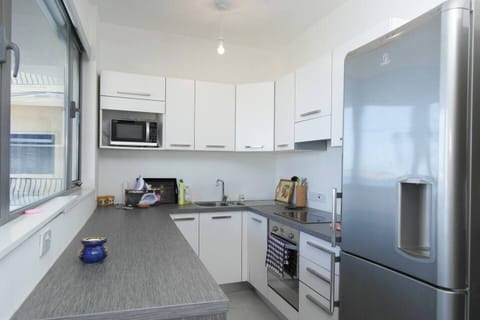 Kitchen with breakfast counter
