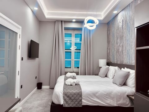 Deluxe Twin Room, Garden View | Minibar, in-room safe, desk, laptop workspace