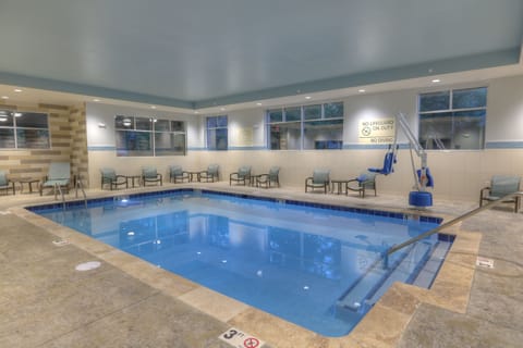 Indoor pool, sun loungers