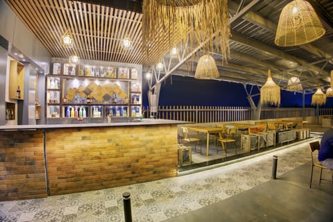 2 bars/lounges