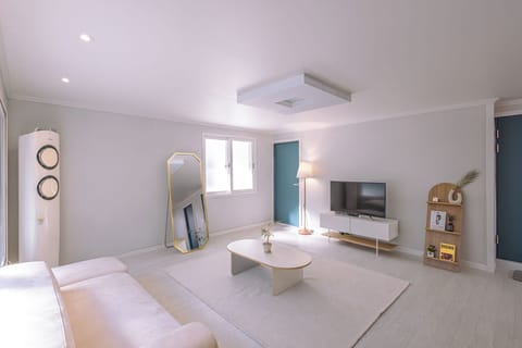 Luxury Villa (non-Korean nationals only) | Living area | Flat-screen TV