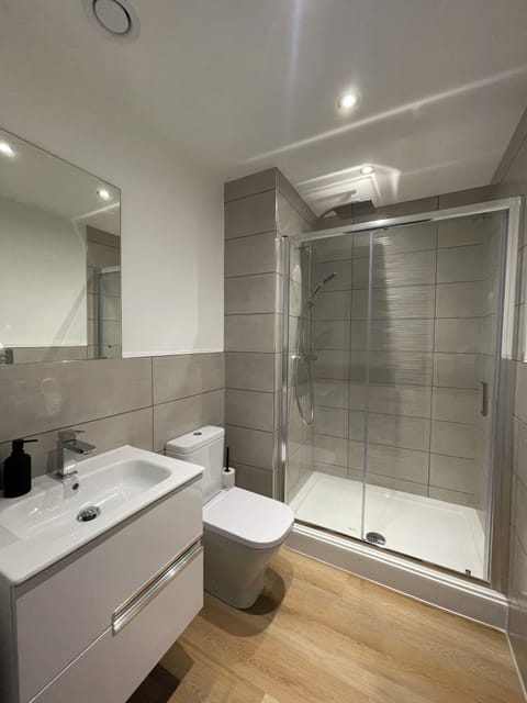 Standard Apartment | Bathroom | Shower, free toiletries, hair dryer, towels