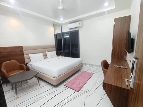 Luxury Double Room, Balcony | Desk, free WiFi