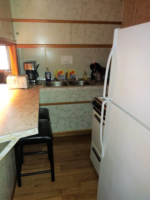 Room, 2 Queen Beds, Kitchenette | Private kitchenette | Microwave, coffee/tea maker