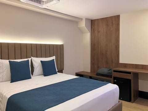 Executive Room, 1 Queen Bed | Minibar, desk, laptop workspace, soundproofing