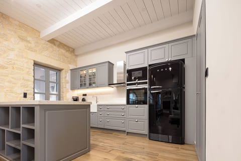 Deluxe Villa, 3 Bedrooms, Private Pool, Mountain View | Private kitchen | Full-size fridge, microwave, oven, stovetop