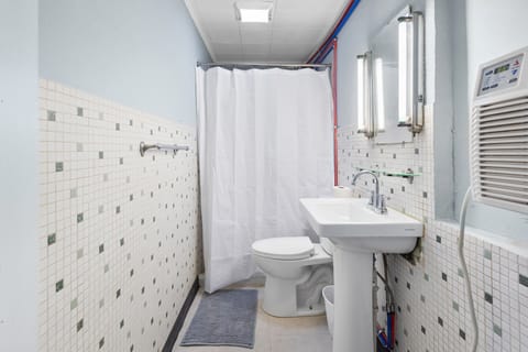 Comfort Double Room | Bathroom | Towels, soap, shampoo