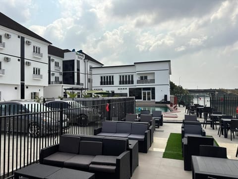 4 bars/lounges