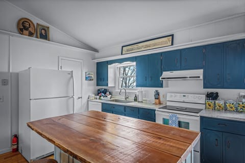 Well-equipped kitchen with pantry and beautiful wooden island :)