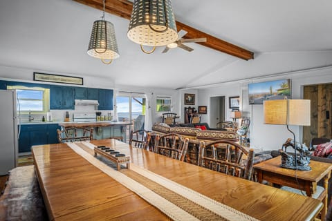 Large dining table for family meals :)