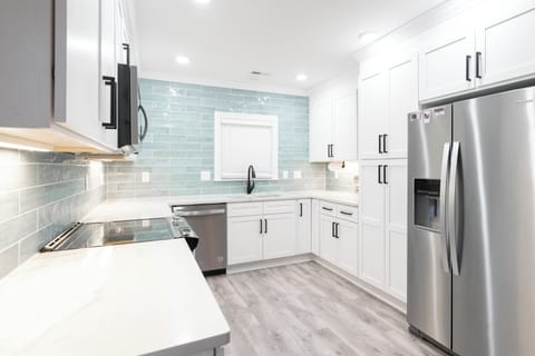 House | Private kitchen | Fridge, microwave, oven, stovetop