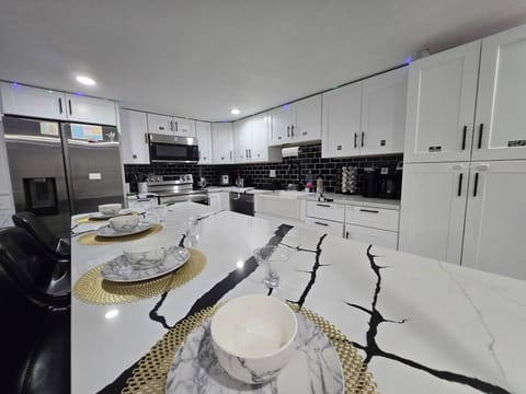 Business Apartment | Private kitchen | Fridge, microwave, stovetop, dishwasher