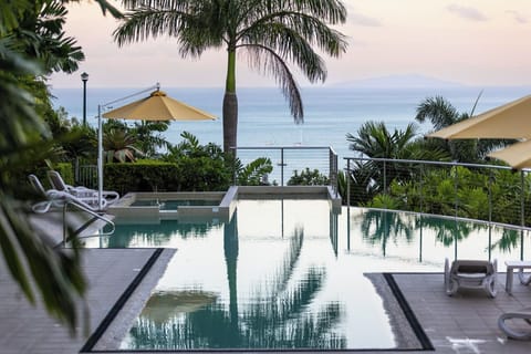 Swimming pool and spa (1)