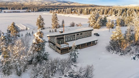 Lake views from both sides of the cabin! 