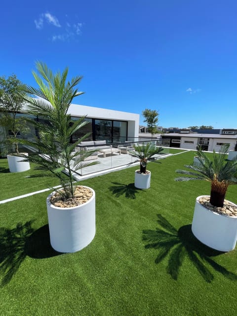 Upper level roof top and balcony area 