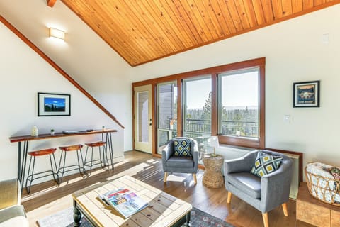 Bend Vacation Rental | 2BR | 2BA | 810 Sq Ft | 3 Flights of Stairs Required