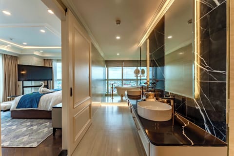 Penthouse | Bathroom | Free toiletries, hair dryer, bathrobes, slippers