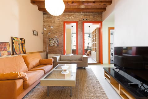 Apartment | Living area | 50-cm flat-screen TV with cable channels