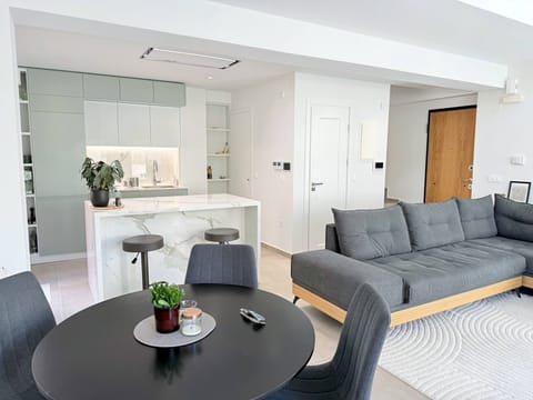 Apartment, 1 Bedroom, Balcony, City View | Living room