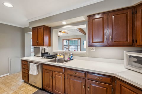 House, 4 Bedrooms | Private kitchen | Fridge, oven, coffee/tea maker, electric kettle