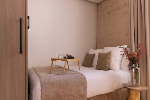  Une belle pièce à vivre avec un Lit Queen Size, une TV et une penderie.