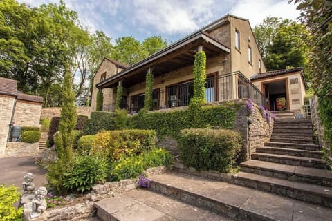Glorious, spacious house with private driveway and incredible views