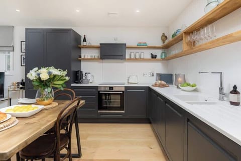 Fully equipped kitchen with dishwasher, coffee machine, hob, oven and all the cooking equipment that you may need.