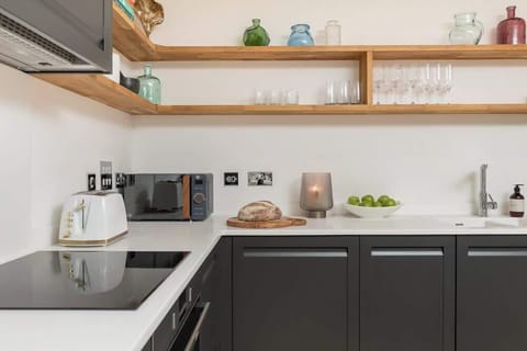 A perfect, fully-equipped, brand new kitchen