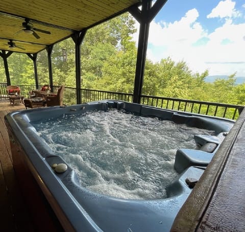 Mountain Estate's bubbling hot tub