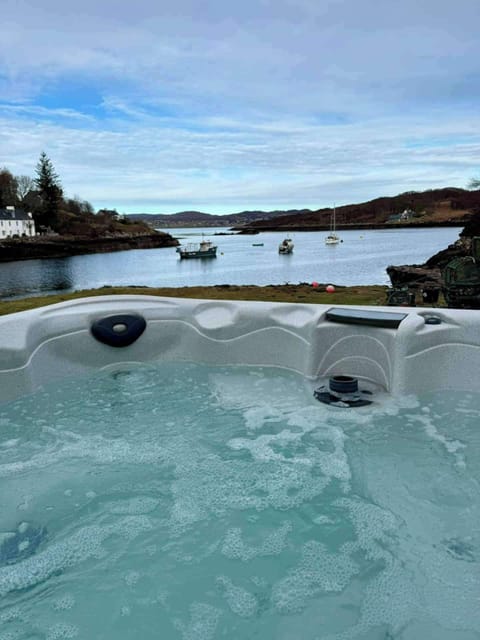 Apartment | Outdoor spa tub