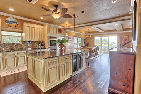 House, Multiple Beds (Hippie Haven) | Private kitchen | Oven