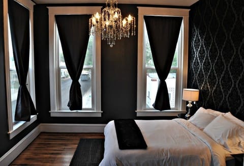 The Ebony | Premium bedding, iron/ironing board, free WiFi, bed sheets