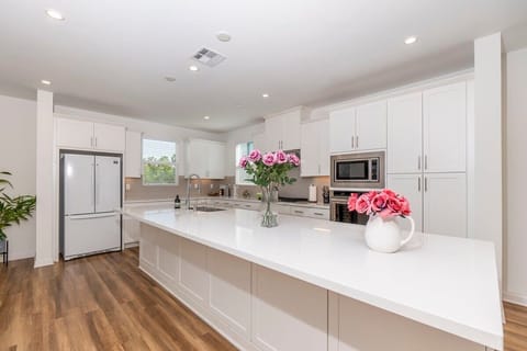 Townhome, 1 King Bed, Balcony, Garden View (148 B, Irvine) | Private kitchen | Coffee/tea maker