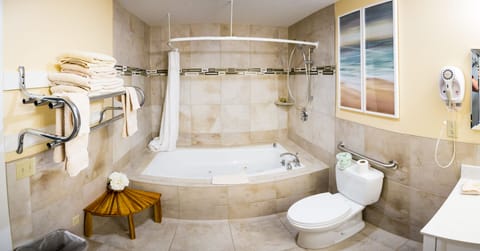 Standard Room, 1 King Bed, Pool Access, City View | Bathroom | Towels