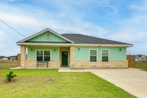 Port Isabel Vacation Rental | 3BR | 2BA | 1 Step to Enter | 1,207 Sq Ft