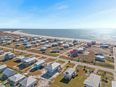 Escape to tranquility! Surrounded by stunning blue waters and charming coastal homes, this hidden gem is the ideal place to relax, recharge, and soak up the beauty of nature. Your perfect vacation starts here #PeacefulGetaway 