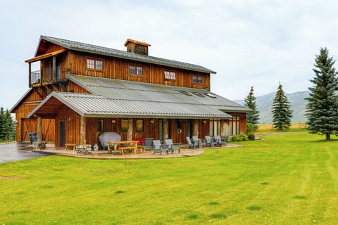 Bedford Vacation Rental | 4BR | 4BA | 1 Step Required | 4,100 Sq Ft