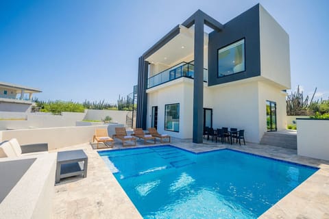 Bold design, crystal-clear pool, and plenty of sunshine—this is Sunset Dreams, your modern Aruban retreat made for unforgettable days under the island sky.