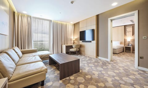 Deluxe Suite | In-room safe, desk, soundproofing, iron/ironing board