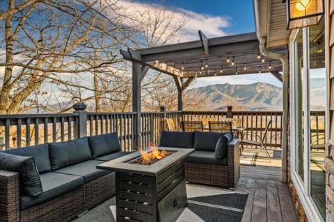 Gather around the fire pit on this mountaintop deck and watch the sun dip behind the peaksโpure relaxation with front-row seats to the Smokies.