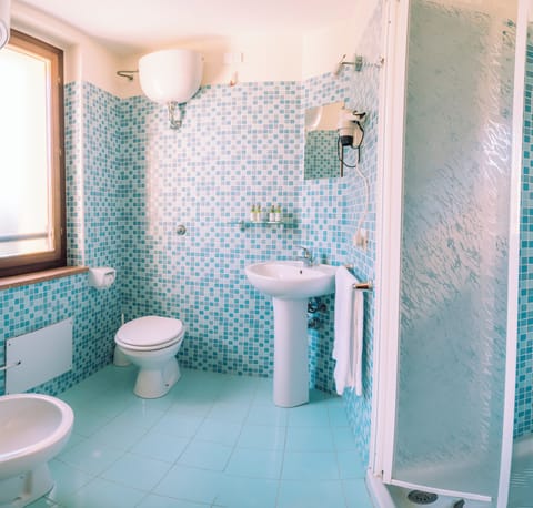 Classic Double Room | Bathroom | Shower, rainfall showerhead, hair dryer, bidet