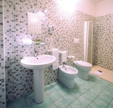 Superior Room | Bathroom | Shower, rainfall showerhead, hair dryer, bidet