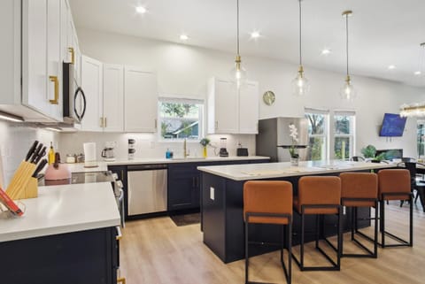 House (5 Bedrooms) | Private kitchen | Microwave, oven, stovetop, dishwasher