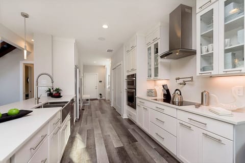 Granite countertops, stainless steel appliances, modern fixtures - YES!