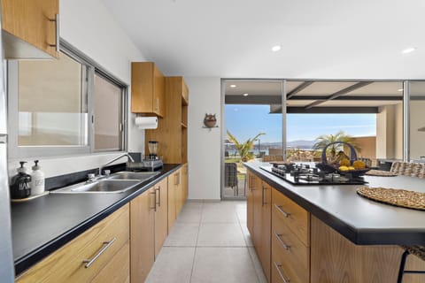 House, 4 Bedrooms, Lake View | Private kitchen