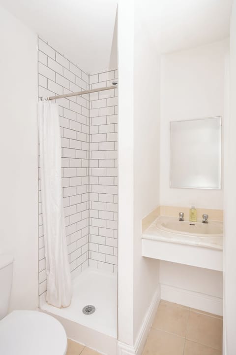 Single Room | Bathroom | Shower, hair dryer, towels