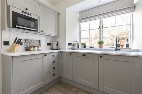 Honeysuckle Cottage - fully equipped kitchen