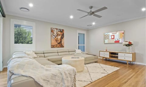 Thane Retreat | Cosy Ambience, Modern Entertaining