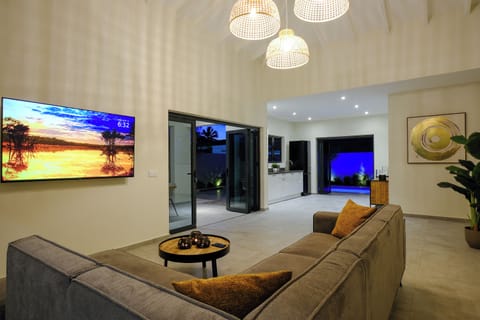 House, 2 Bedrooms, Smoking, Private Pool | Living room
