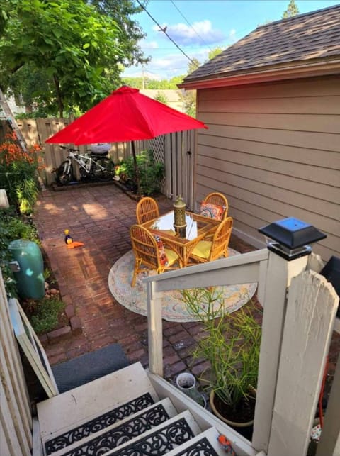 You (and your pet) love the small fully enclosed bistro yard.